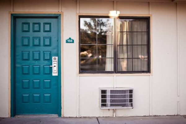 How do bulletproof doors and windows work